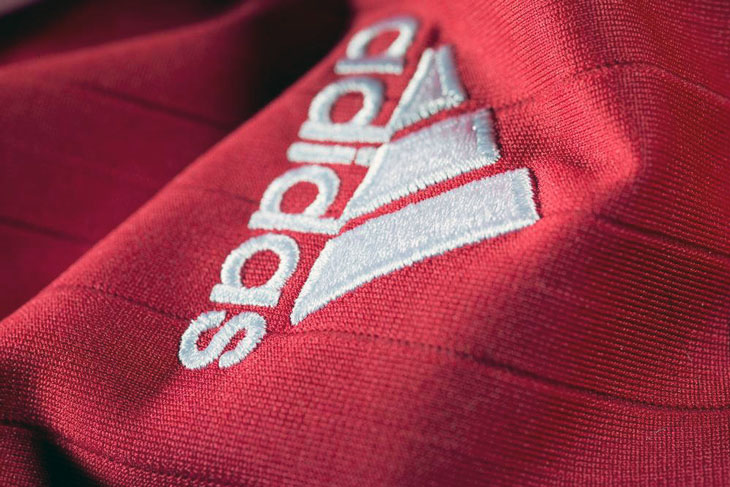 В Беларуси запретили продавать джемперы Adidas. Почему?