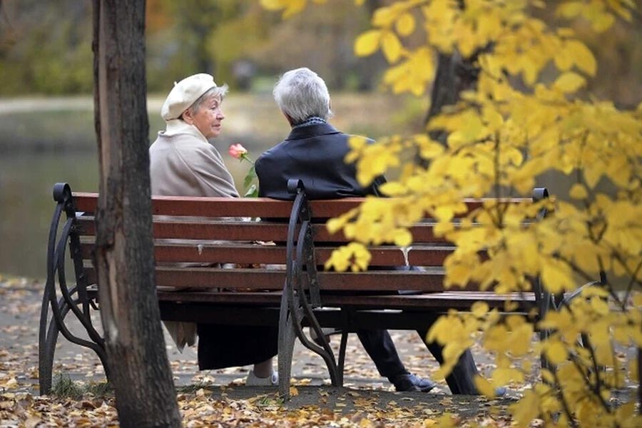 Каждый шестой белорус старше 65 лет — они женятся, работают и активны в интернете. Статистика