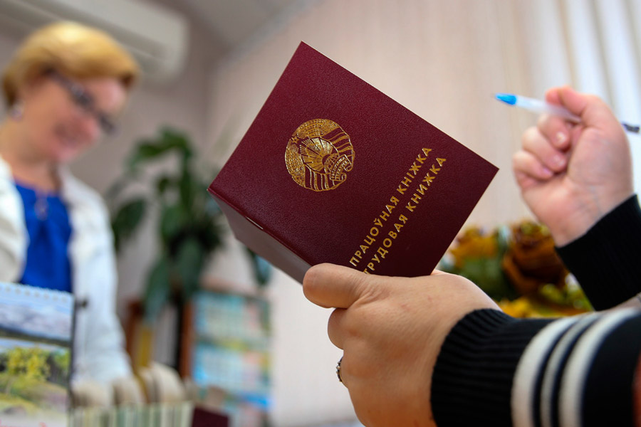 До пенсии всего ничего, а контракт заканчивается: обязаны ли его продлить – ответ адвоката