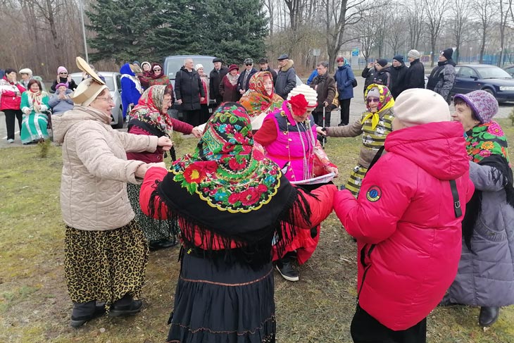 В Кобринском ТЦСОН встретили весну блинами и плясками под гармонь