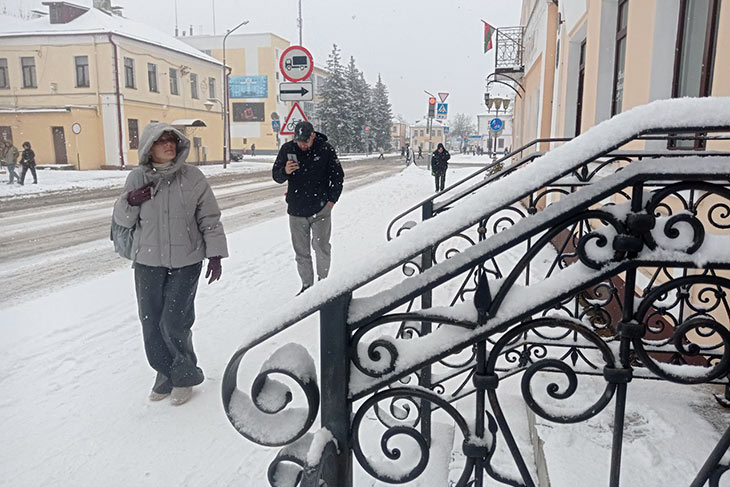 Кто просил снега? ЖКХ и дорожники теперь борются с циклоном, а в Беларуси оранжевый уровень опасности