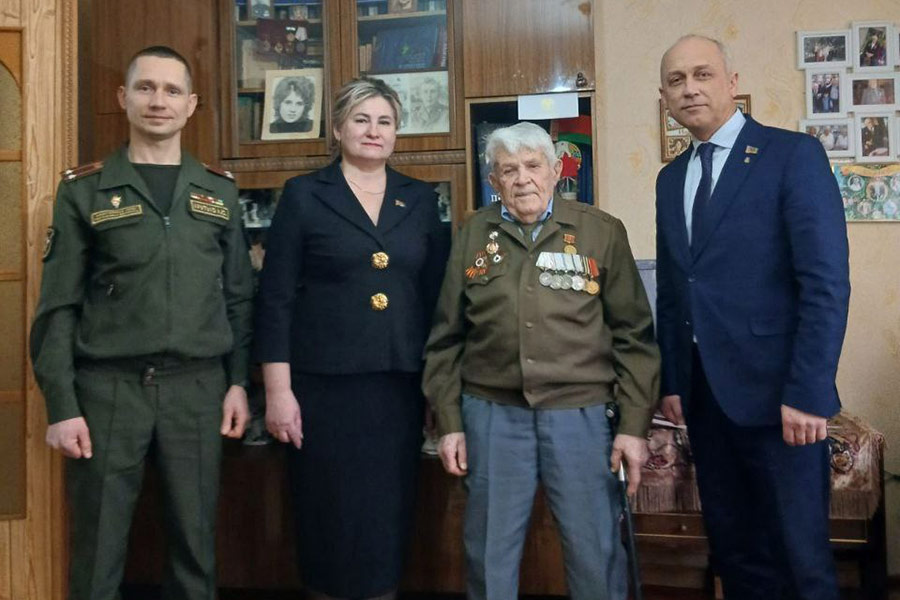 В Кобрине поздравили 101-летнего ветерана Нинеля Гасюка с Днем защитника Отечества