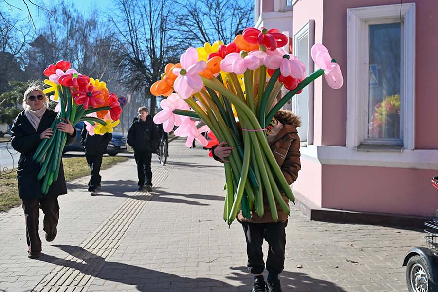 Первый праздник весны украсил улицы Кобрина: море цветов и счастливые улыбки создают неповторимую атмосферу