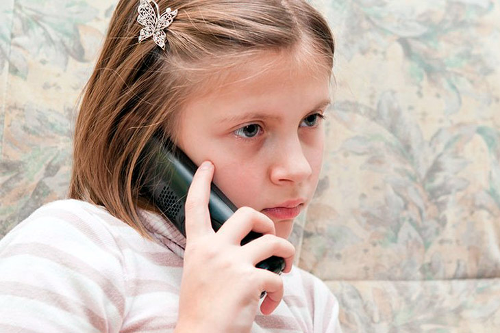 9-летнюю девочку мошенники убедили отдать $5000 родительских сбережений — она нашла деньги дома и вынесла их на улицу