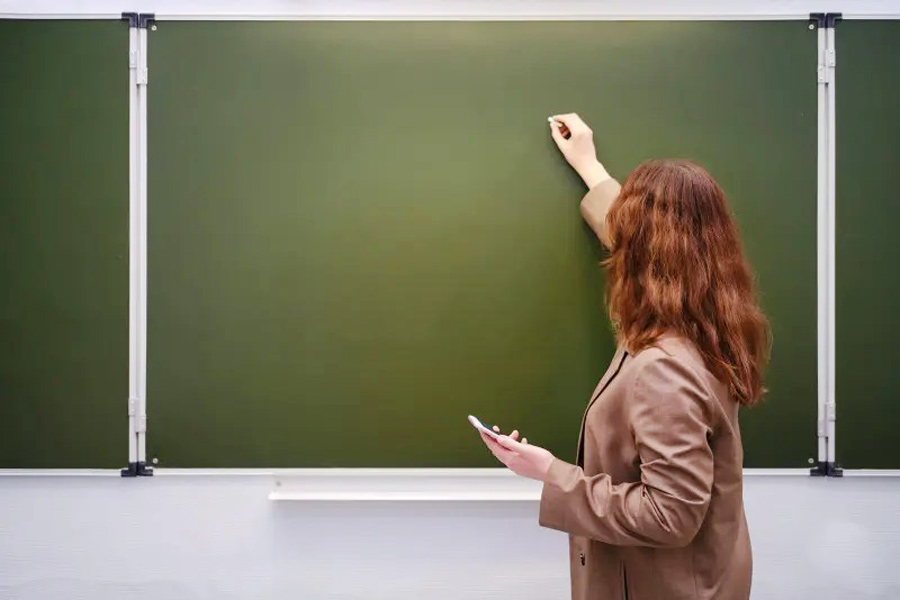 Учителям в Беларуси запретили пользоваться телефонами на уроках