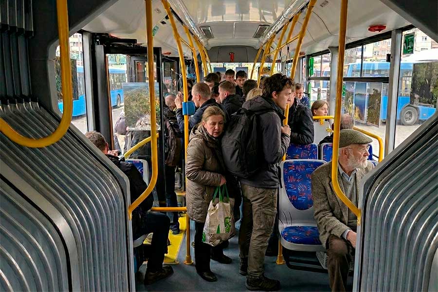 Обязан ли пассажир снимать рюкзак с плеча в общественном транспорте: ответ адвоката