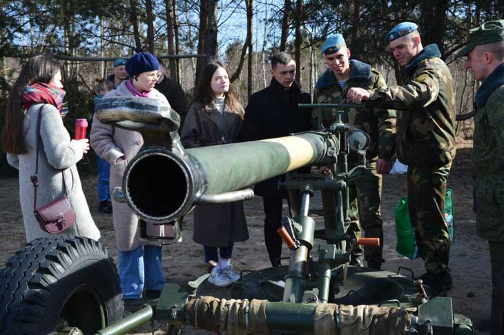 На полигоне «Брестский» десантники 38-й встретились с родными. Армия продолжает усиливать границу