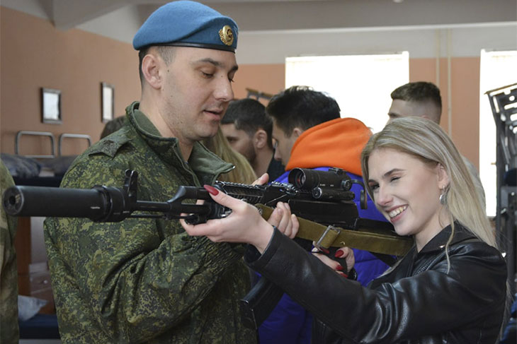 Белорусские военные усиливают границу. Брестские десантники принимали «Королев красоты»