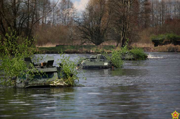Переправа через Мухавец и беспарашютное десантирование: белорусские военные продолжают усиливать границу