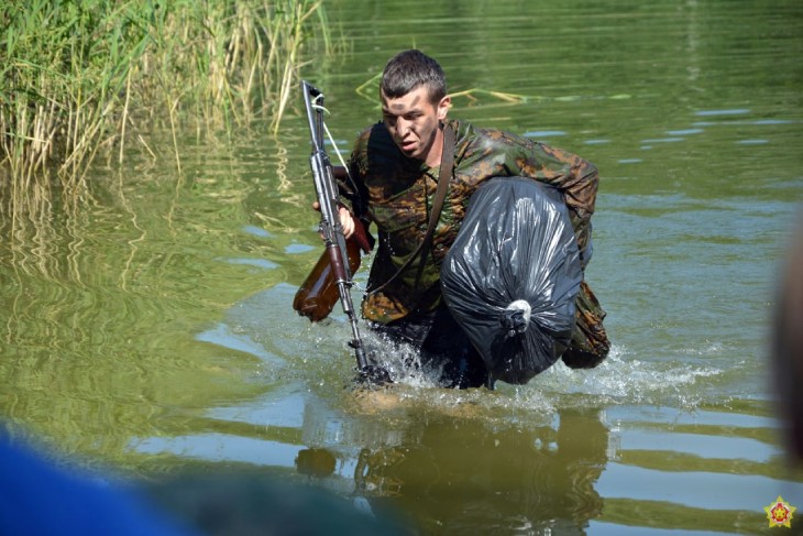 Военные Беларуси преодолевают водные преграды и проходят проверку боевой готовности