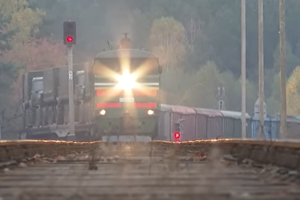 Эшелоны с российскими военными продолжают прибывать в Беларусь (видео)