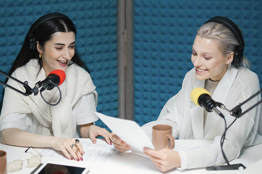 «Как с подругами»: в Беларуси начало вещание первое «Женское радио» – о чем говорят в эфирах