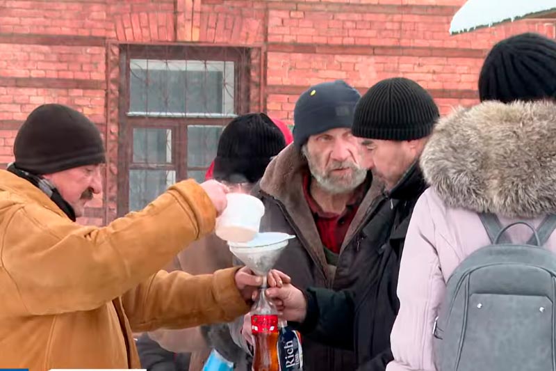 В Бресте организуют горячее питание для бездомных и малоимущих: в очереди бывшие врачи, электрики и программисты