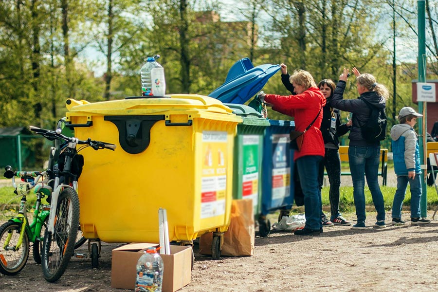 Можно ли выбрасывать мусор в контейнеры соседних многоэтажек?