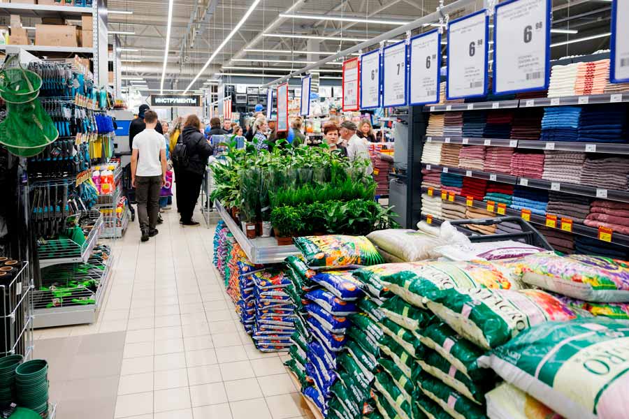Нашумевшие туи за 8,99 и кресла за 39,9. На распродаже в ОМА отдают товары по суперценам
