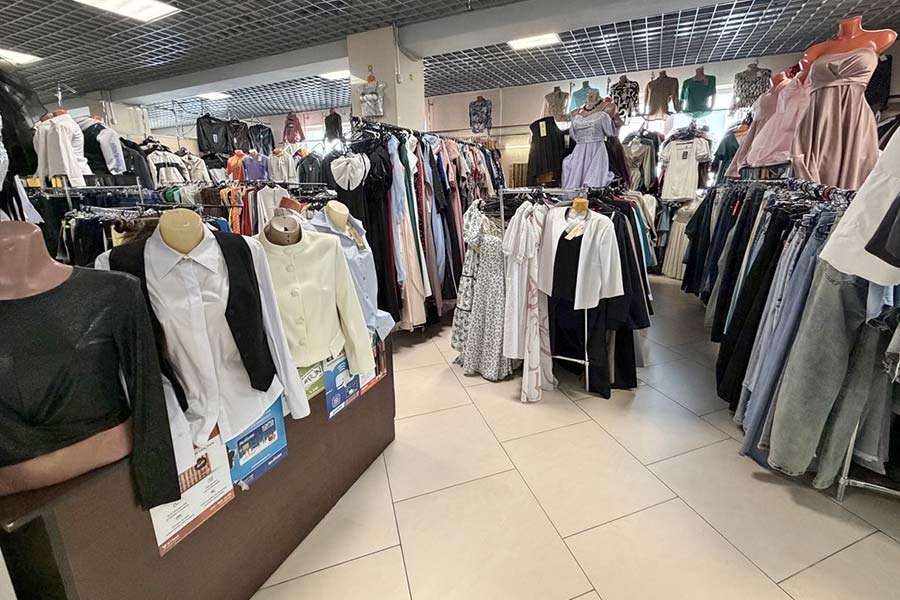 В Кобрине закрывается магазин одежды: на финальной распродаже джинсы — 35, платья — 40, куртки — 60 рублей