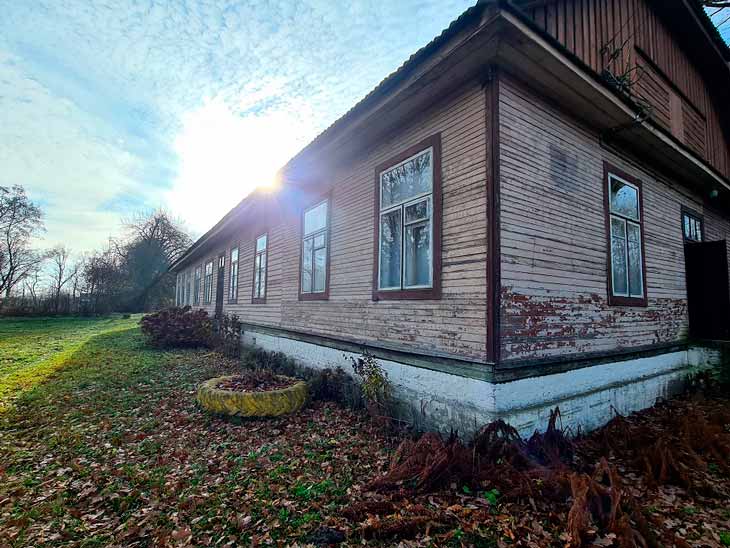 Кобринский РИК принимает предложения по вовлечению в хозоборот клуба и библиотеки в деревни Кустовичи