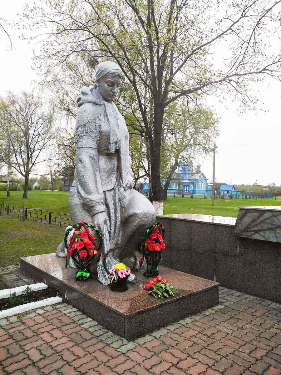 Чтобы помнили… В Кобринском районе почтили память героев Великой Отечественной войны и погибших мирных жителей