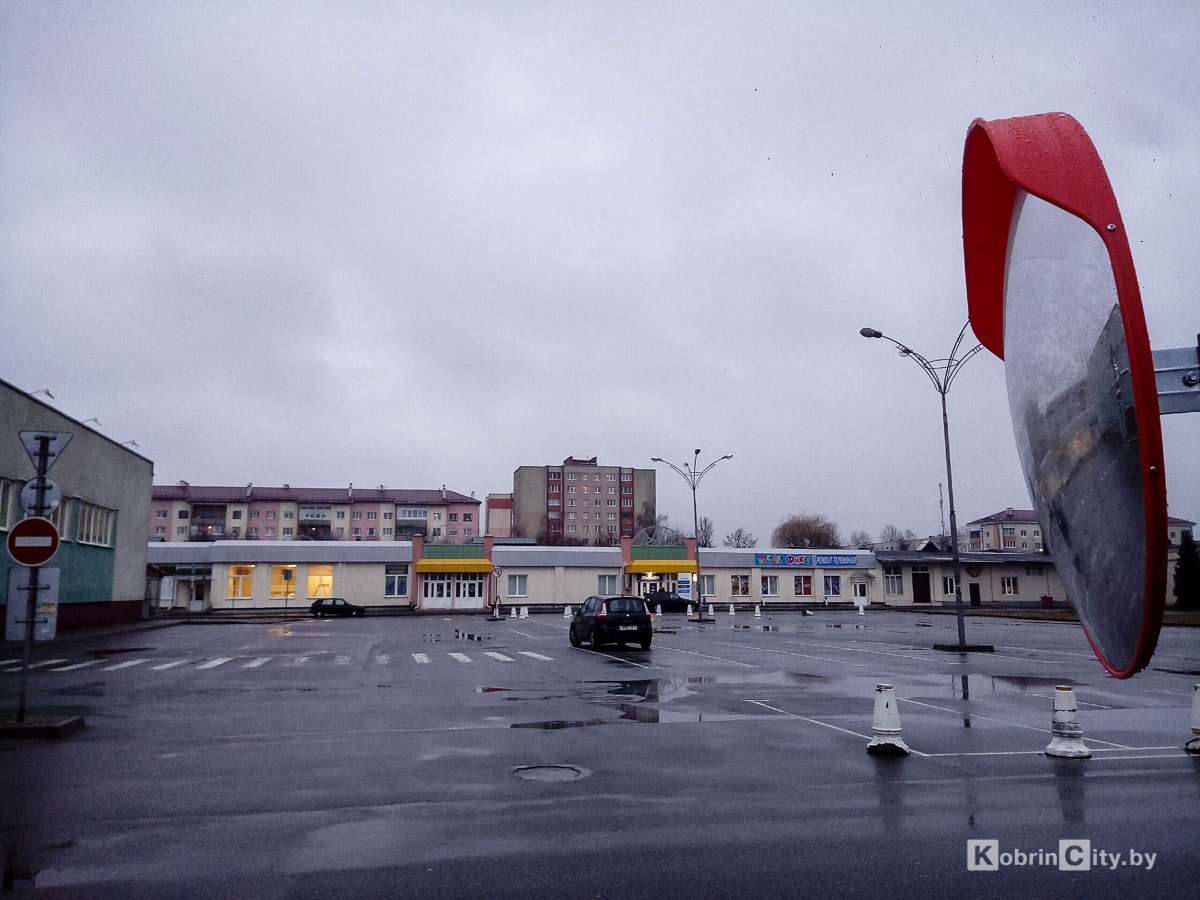 В Кобрине возле Дискавери и у БУМа установили сферические зеркала
