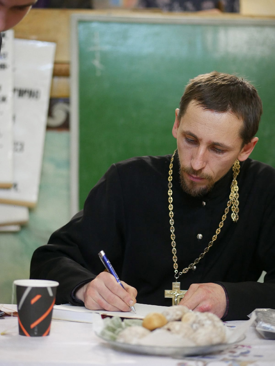 Священник Георгий Орабей презентовал свою новую книгу о святителе Луке Крымском на встрече с молодёжью в кобринской Христорождественской церкви