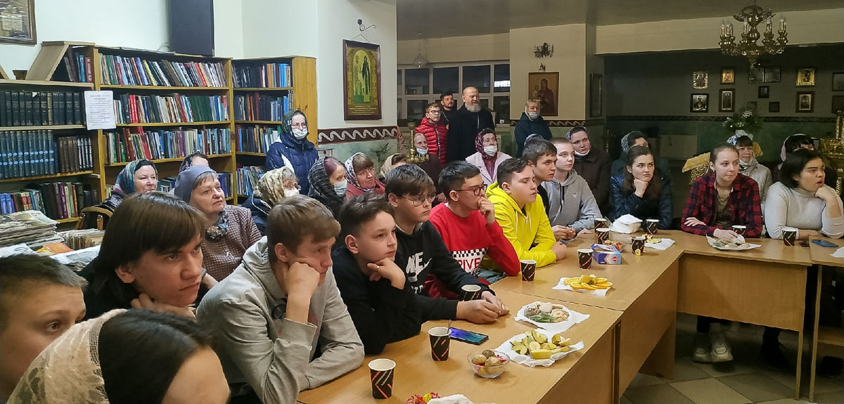 Священник Георгий Орабей презентовал свою новую книгу о святителе Луке Крымском на встрече с молодёжью в кобринской Христорождественской церкви