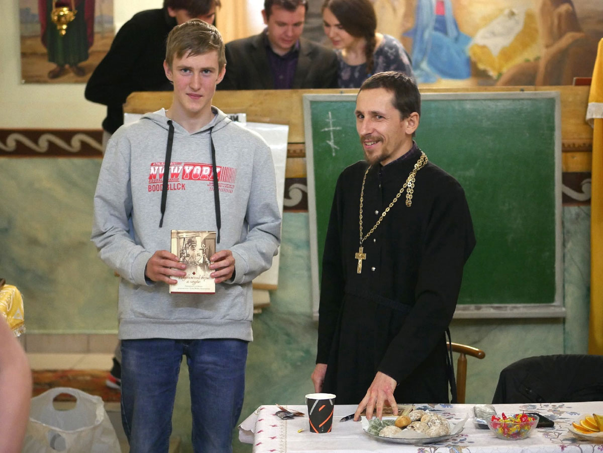 Священник Георгий Орабей презентовал свою новую книгу о святителе Луке Крымском на встрече с молодёжью в кобринской Христорождественской церкви