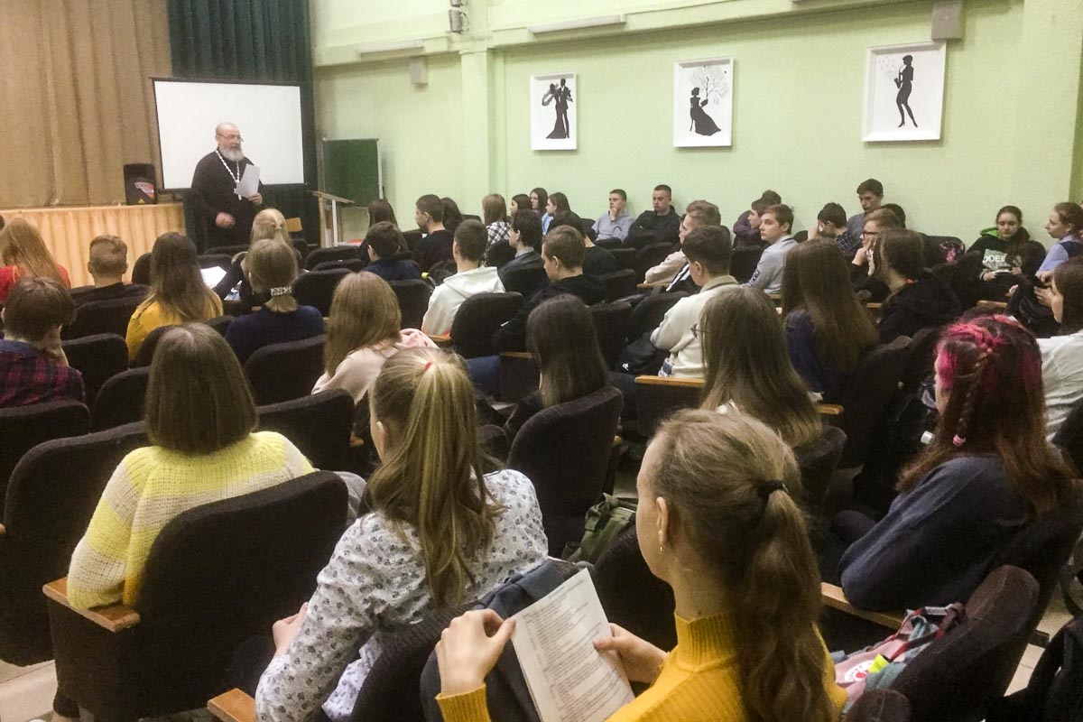 8 апреля состоялась беседа учащихся школы №9 Кобрина с настоятелем Свято-Христорождественской церкви о духовно-нравственных ценностях