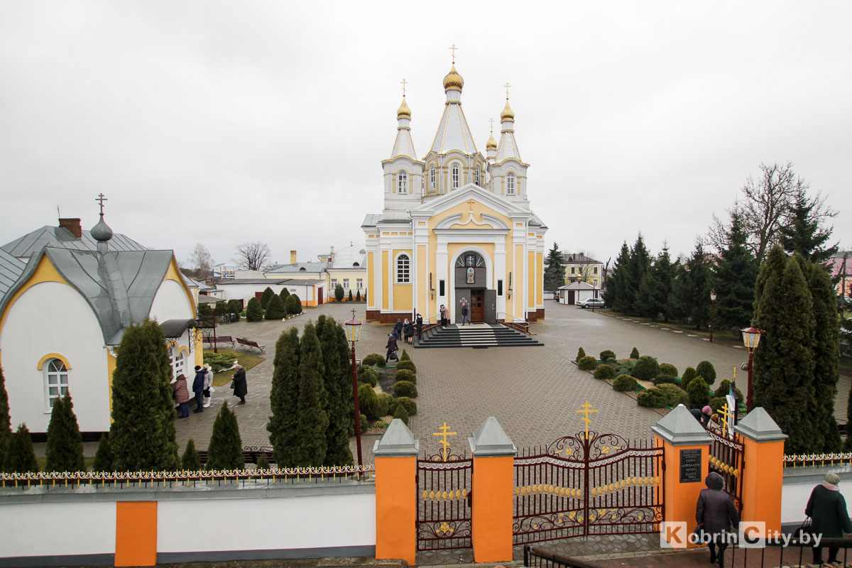 Православные верующие празднуют Прощеное воскресенье. Кобрин. Собор