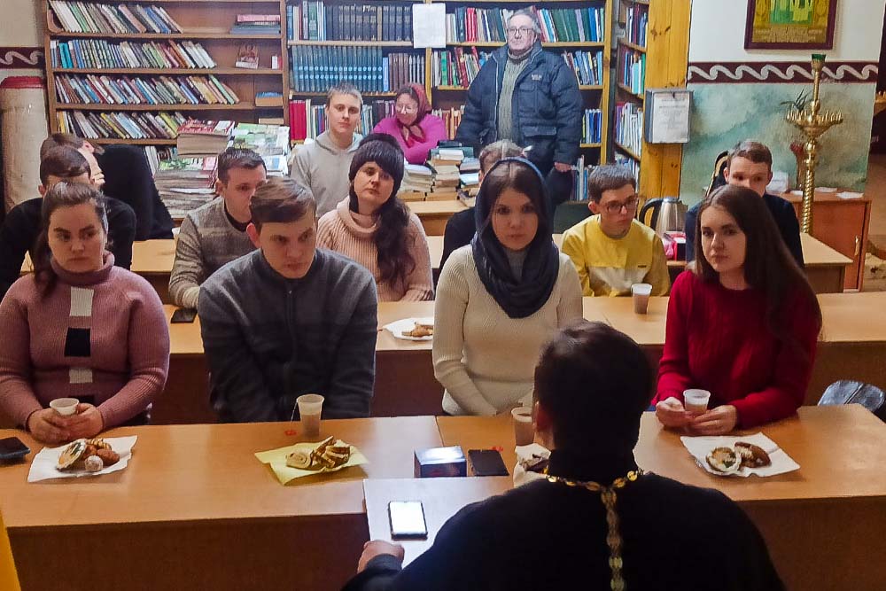 12 февраля состоялась встреча православного священника с молодежью. Говорили о таинстве Священства