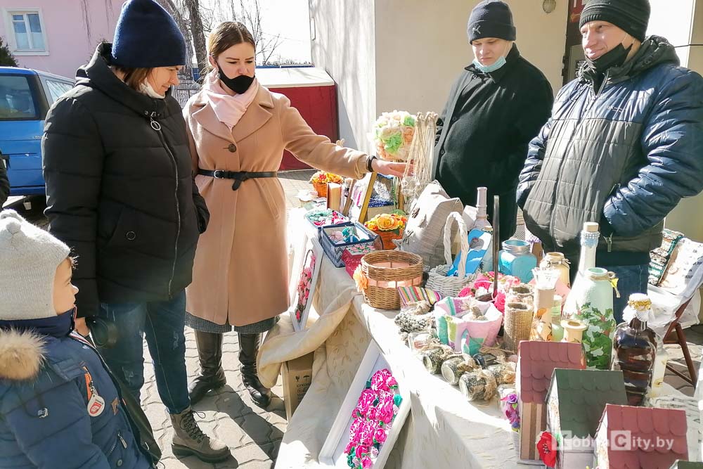 Праздничное настроение: какие цветы и подарки можно купить в Кобрине к 8 марта
