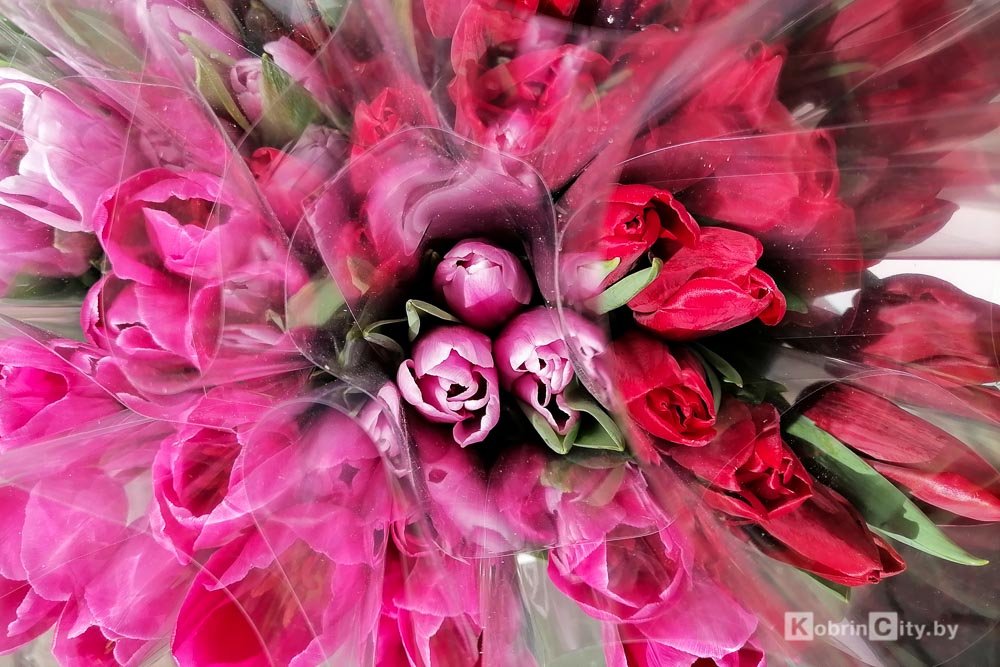 Праздничное настроение: какие цветы и подарки можно купить в Кобрине к 8 марта