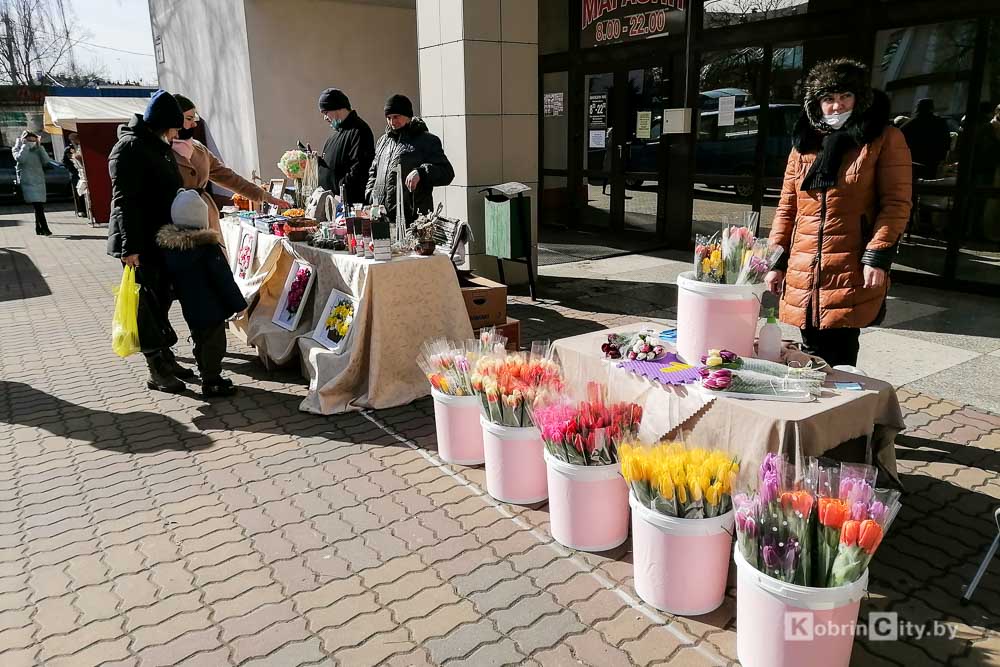 Праздничное настроение: какие цветы и подарки можно купить в Кобрине к 8 марта