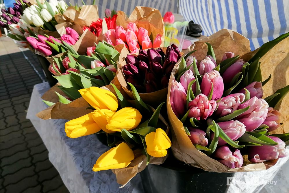Праздничное настроение: какие цветы и подарки можно купить в Кобрине к 8 марта