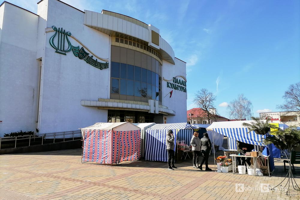 Праздничное настроение: какие цветы и подарки можно купить в Кобрине к 8 марта