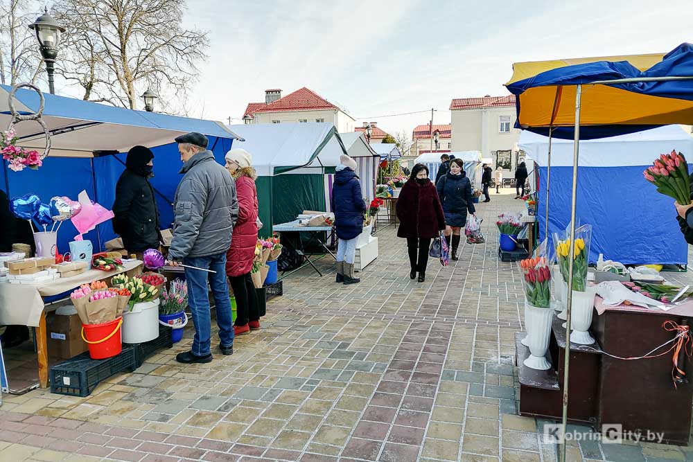 Праздничное настроение: какие цветы и подарки можно купить в Кобрине к 8 марта