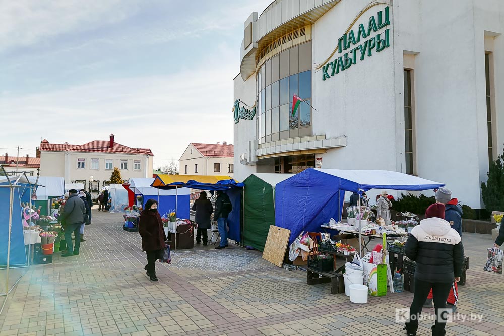 Праздничное настроение: какие цветы и подарки можно купить в Кобрине к 8 марта