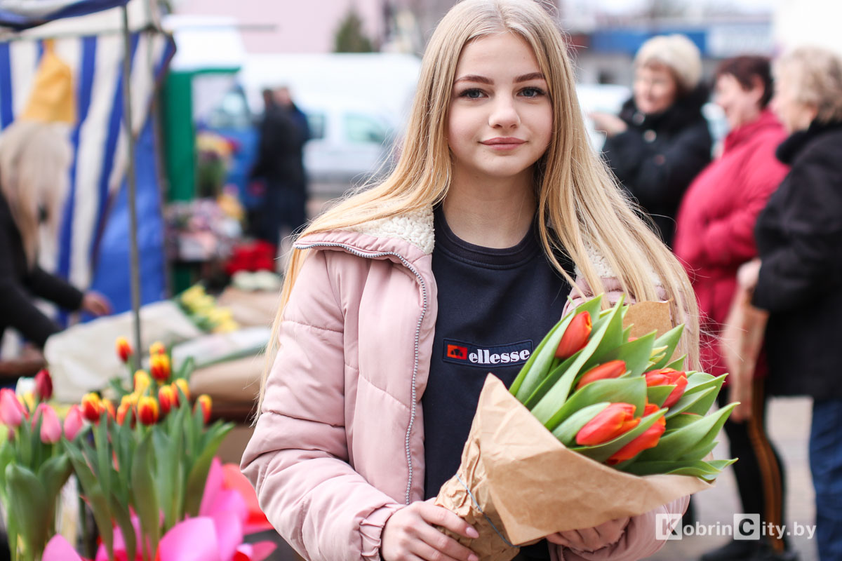 Дарите девушкам цветы! Кобрин готовится к 8 марта