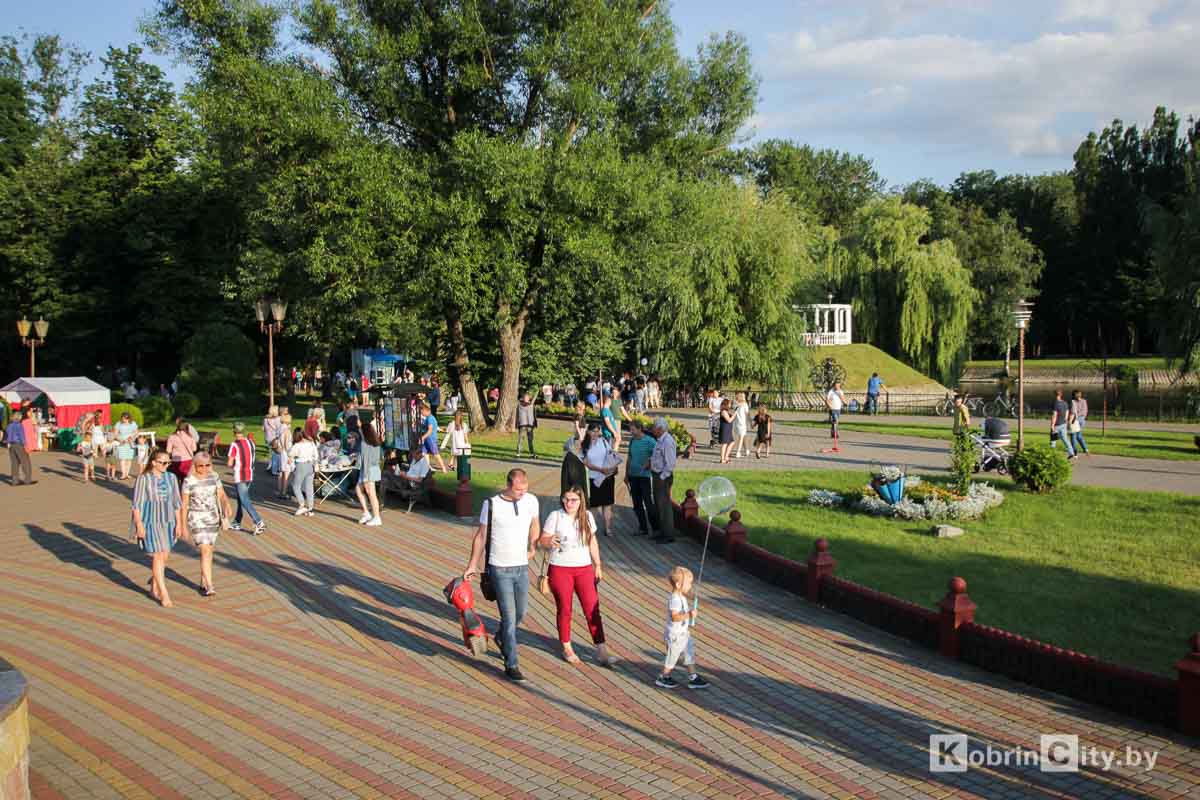 Открытие летнего сезона в Кобринском парке 1 мая — в программе ярмарка ремесел, розыгрыш, концерт и многое другое