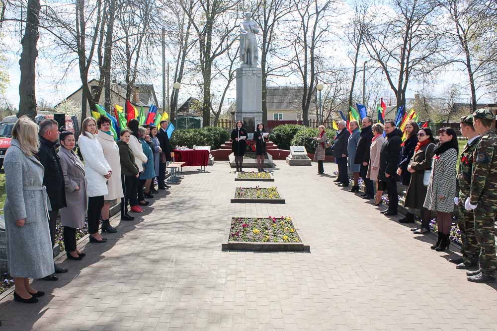 Во славу общей Победы. В Кобрине прошла церемония закладки специальных капсул со священной землей