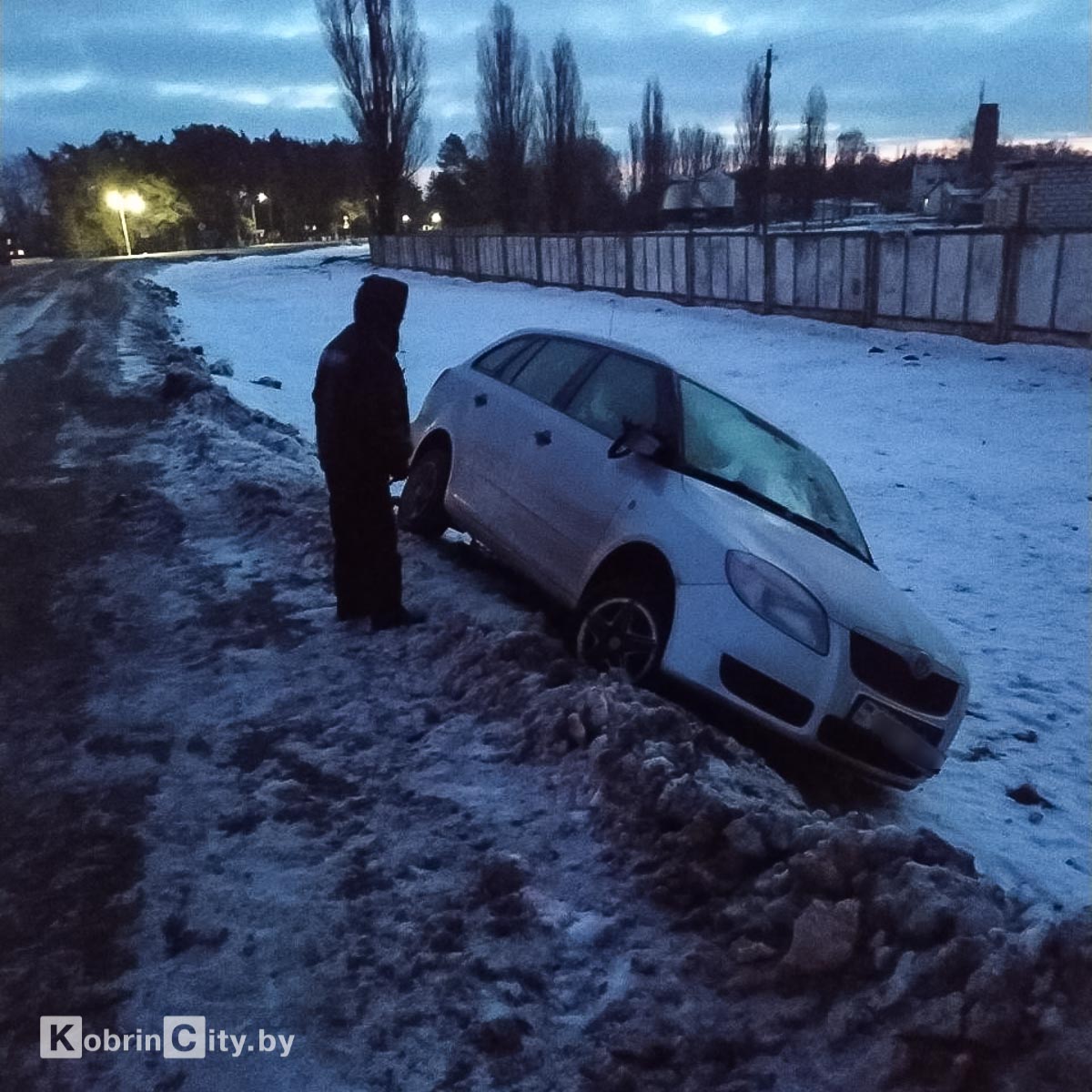 Под Кобрином 18-летний бесправник на угнанной машине сбил женщину, заехал в кювет и скрылся