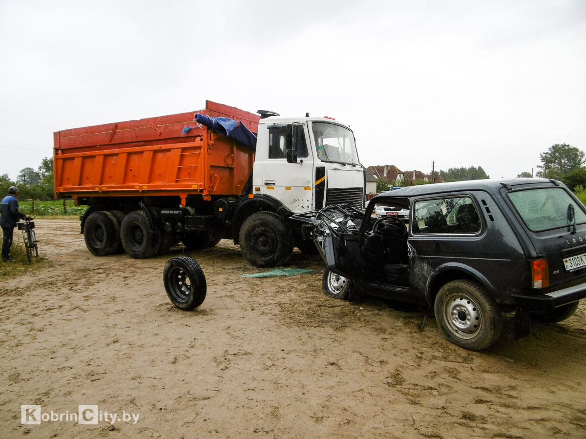 Под Кобрином «Нива» столкнулась «в лобовую» с МАЗ-ом. Батчи