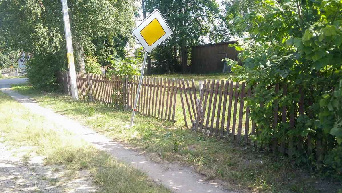 Водитель мопеда под Кобрином, не справился с управлением и врезался в дорожный знак и забор