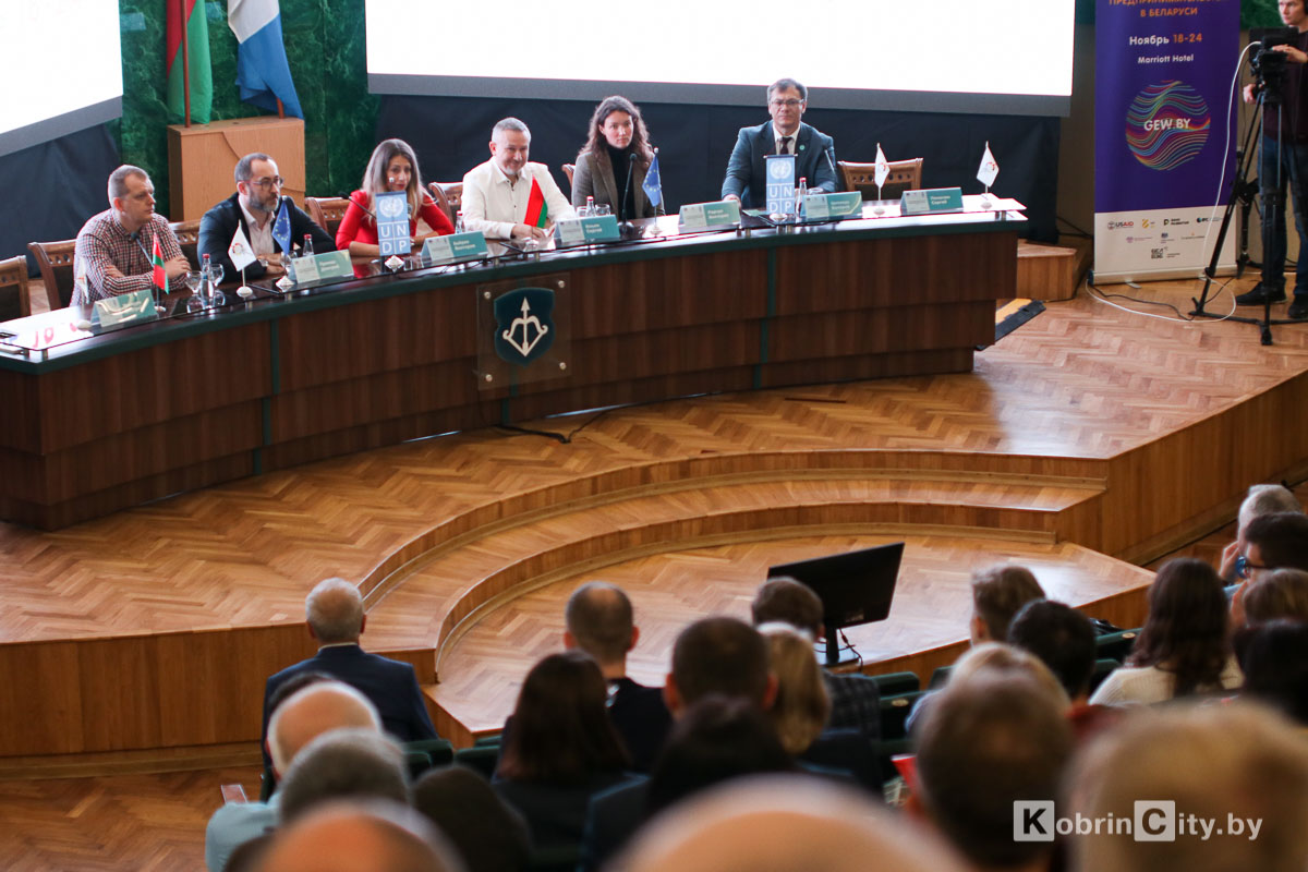 Сергей Панасюк руководитель бизнес-клуба в Кобрине. Первый региональный форум предпринимательства