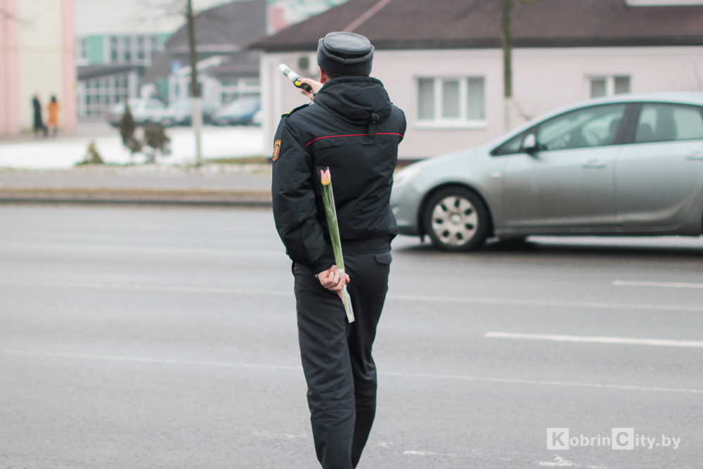 Сотрудники ГАИ Кобрина поздравили женщин с 8 марта
