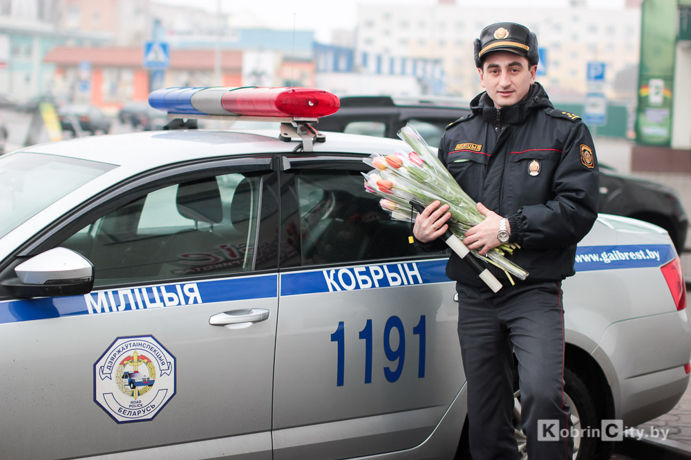 Сотрудники ГАИ Кобрина поздравили женщин с 8 марта