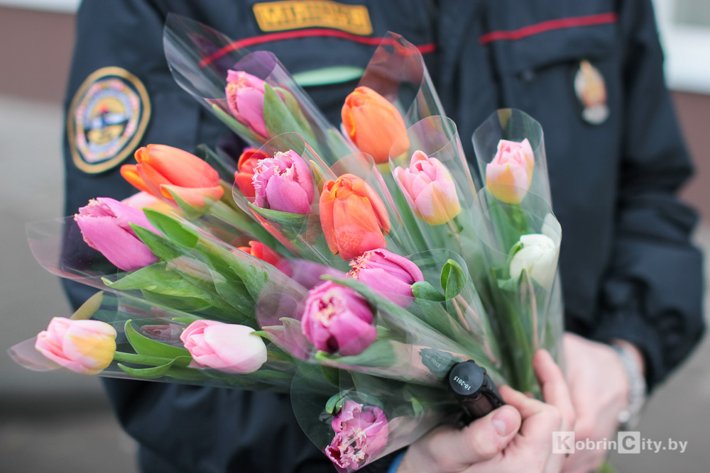 Сотрудники ГАИ Кобрина поздравили женщин с 8 марта