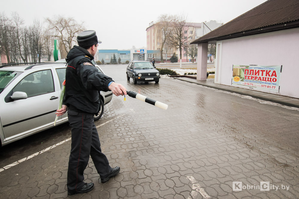 Сотрудники ГАИ Кобрина поздравили женщин с 8 марта