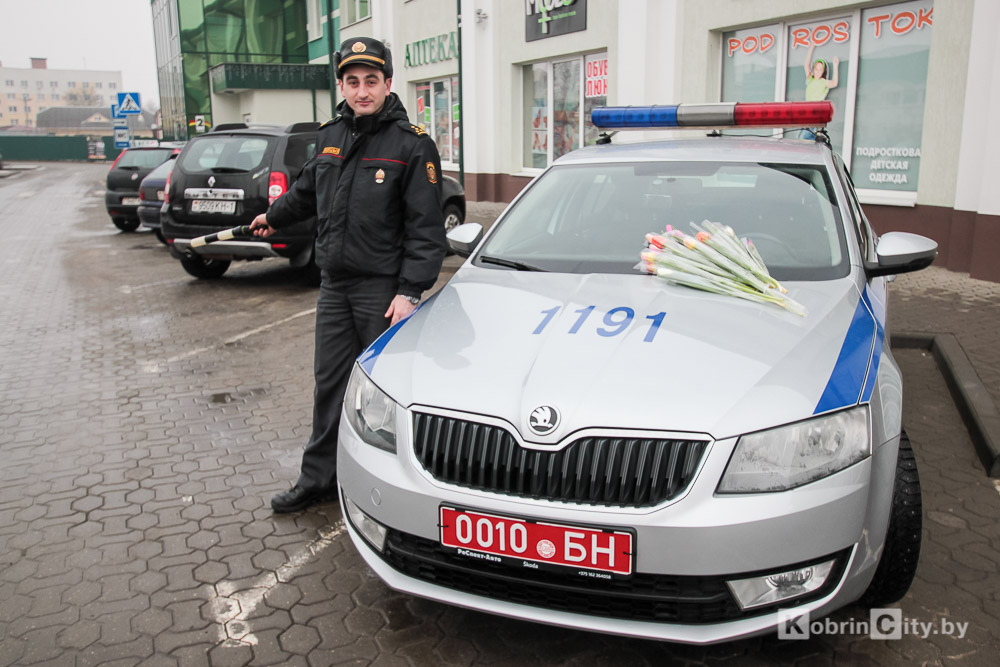 Сотрудники ГАИ Кобрина поздравили женщин с 8 марта