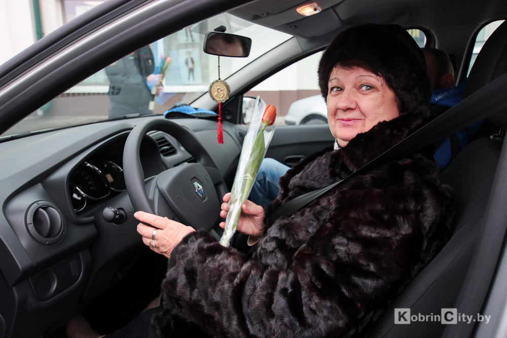 Сотрудники ГАИ Кобрина поздравили женщин с 8 марта