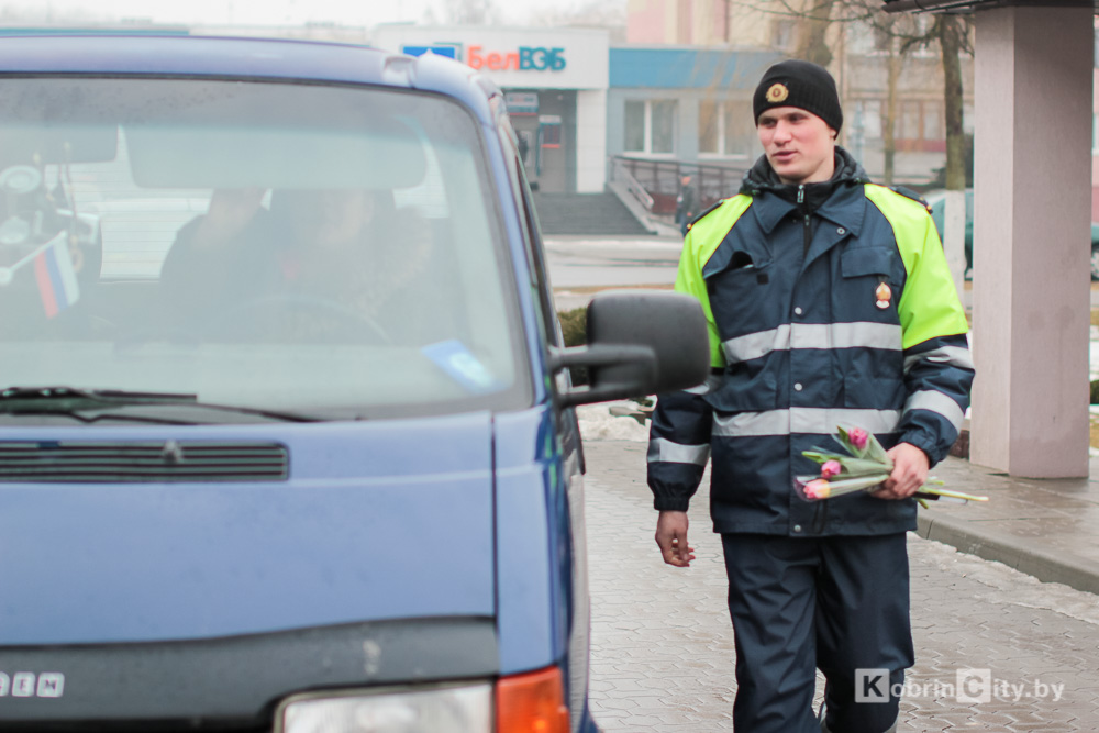 Сотрудники ГАИ Кобрина поздравили женщин с 8 марта